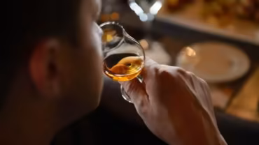 Tradycja degustacji whiskey - zwyczaje, szkło i wyjątkowość chwili